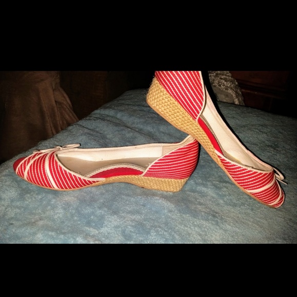 Mudd Manuela Candy Stripe Red low wedge - Picture 2 of 4